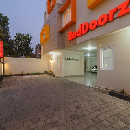 Hotel Reddoorz Near Taman Makam Pahlawan Cikutra Bandung Exterior foto