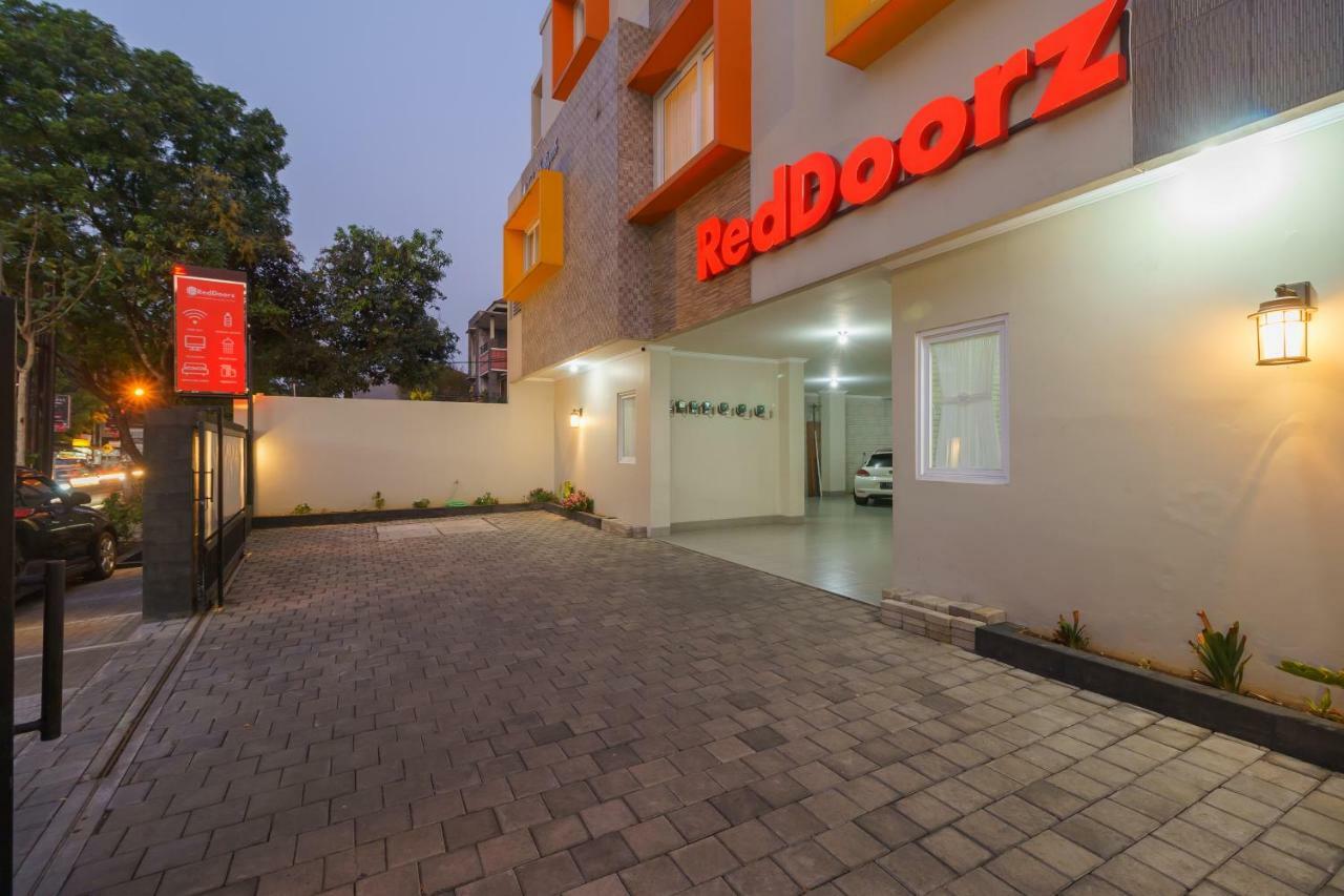 Hotel Reddoorz Near Taman Makam Pahlawan Cikutra Bandung Exterior foto